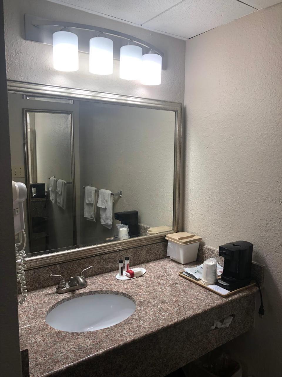 Quality Inn Dalton Buitenkant foto